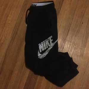BLACK NIKE JOGGERS